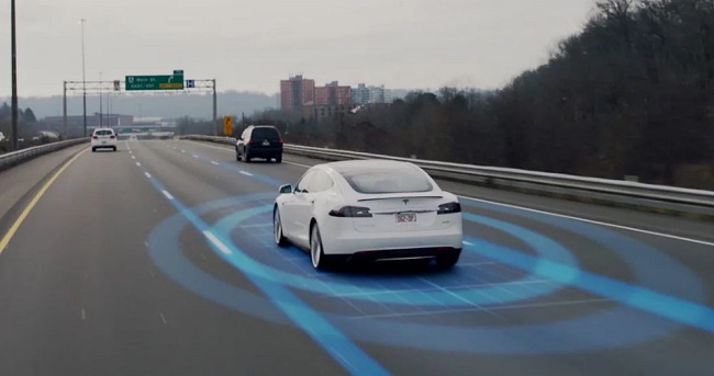 Tesla migliora l'autopilota per la guida autonoma