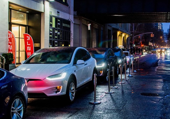 Tesla migliora l'autopilota per la guida autonoma