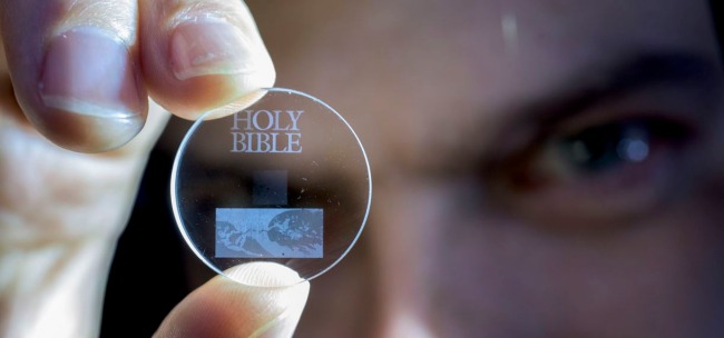 Un piccolo disco di cristallo per archiviare 360 TB di dati
