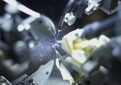 Realizzato a Pisa il primo dispositivo fotonico capace di velocizzare le connessioni in fibra