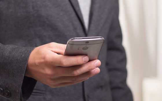 SMS falsi: AGCOM ne prescrive il blocco e detta le regole per evitare l'uso di mittenti fasulli