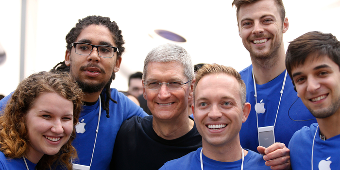 Tim Cook con dipendenti Apple