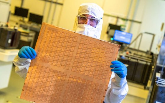 Intel punta sul vetro per i chip di prossima generazione