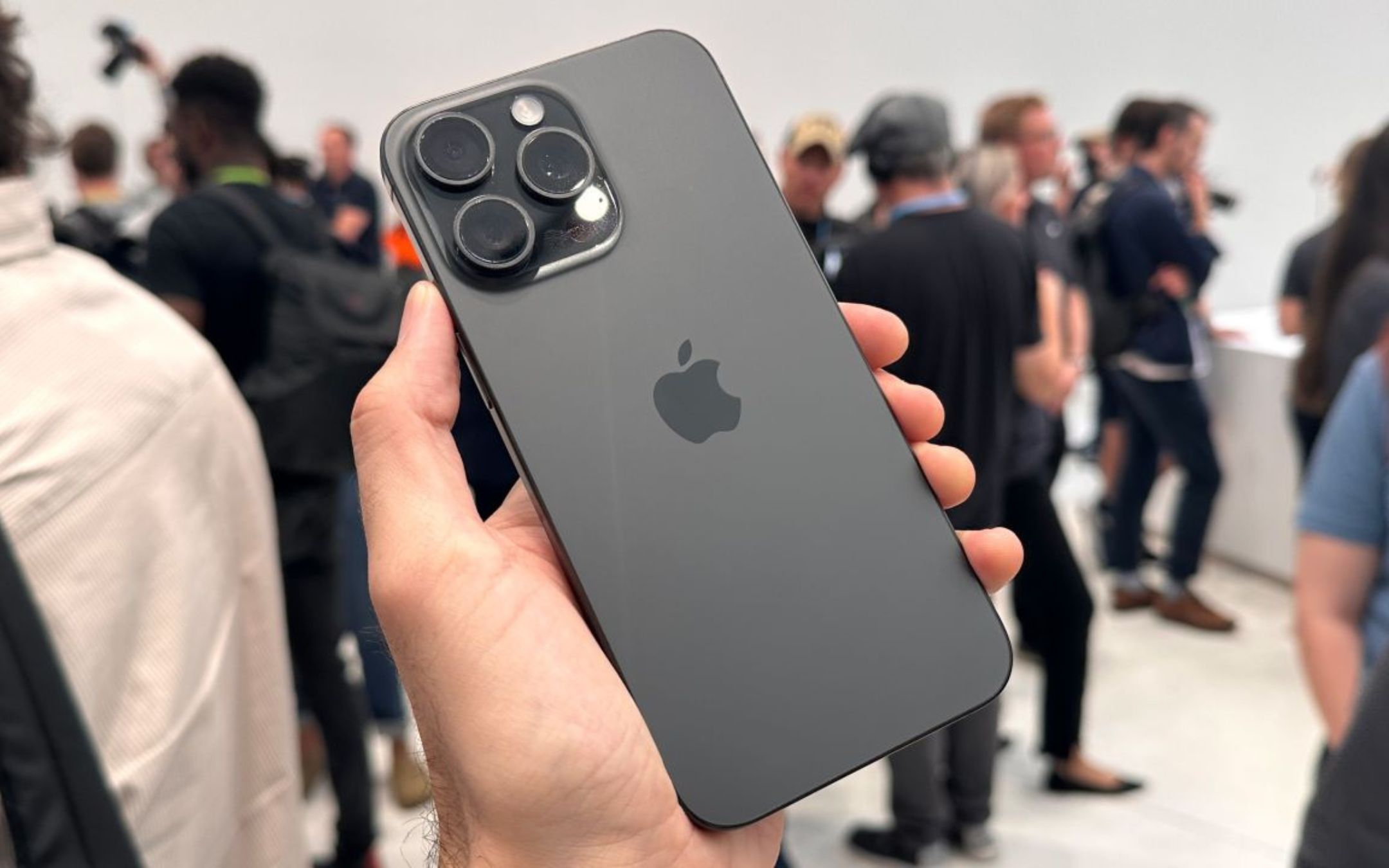 iPhone 15 pro Apple surriscaldamento problema aggiornamento