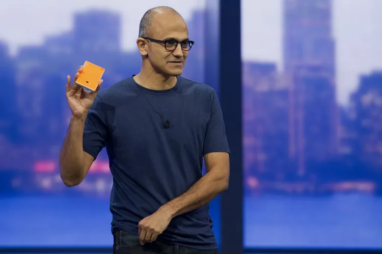 CEO Microsoft Satya Nadella con un Windows Phone