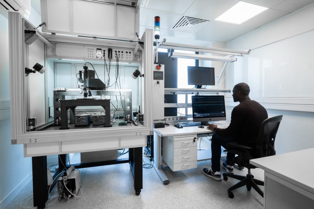 Tecniche hacking Apple: laboratorio Parigi