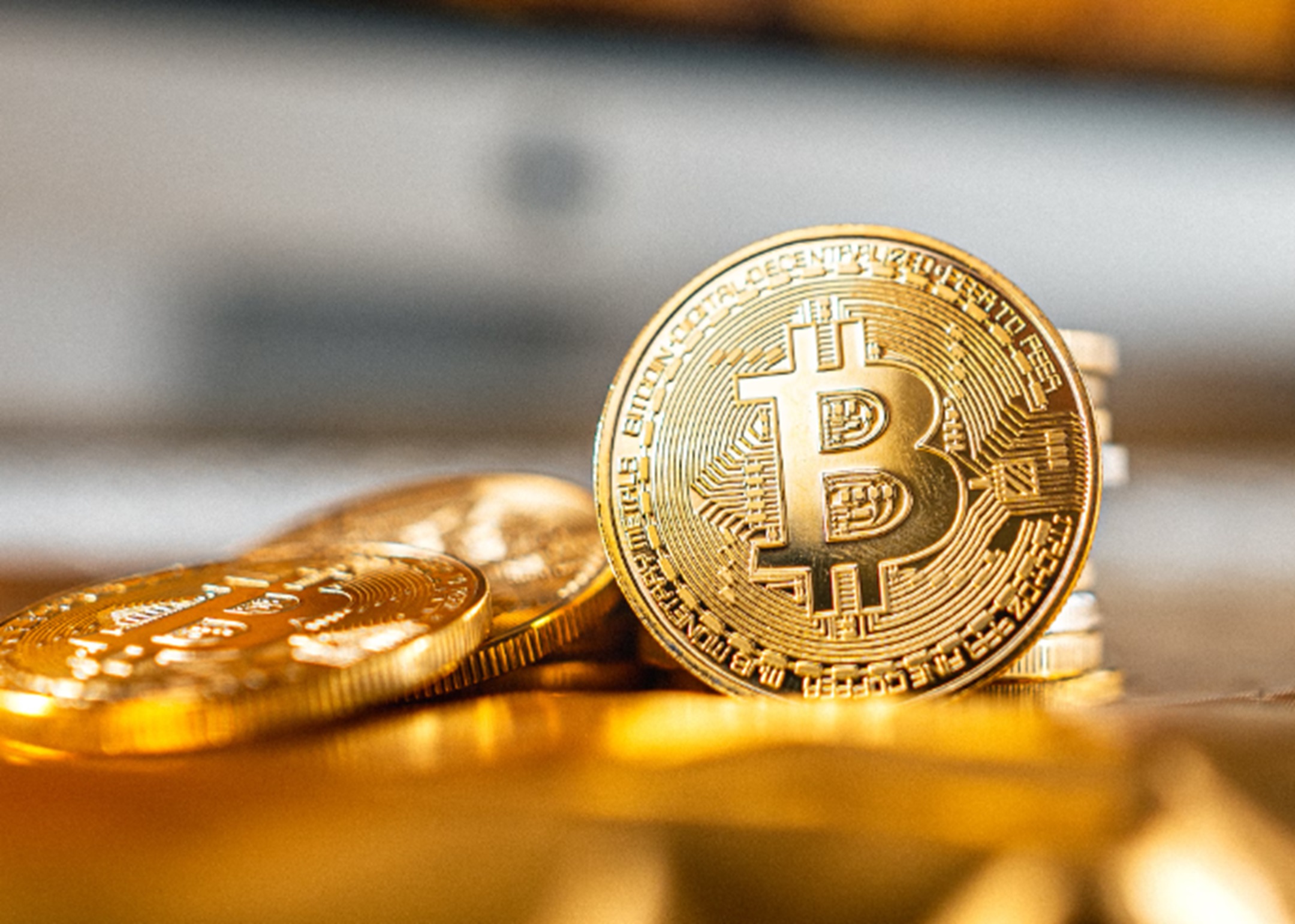 bitcoin moneta oro verticale