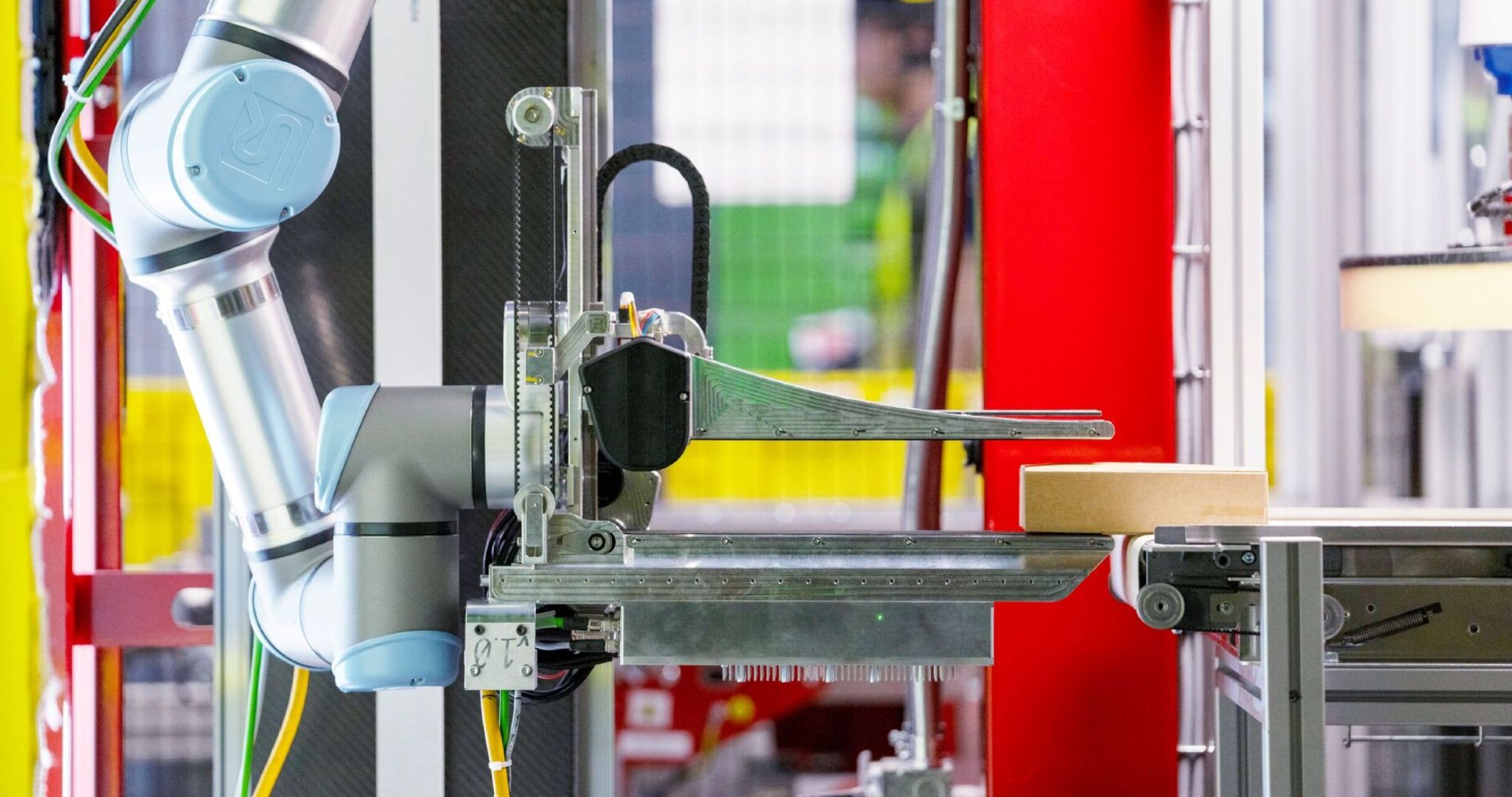 Amazon presenta Vulcan, il robot che ha tatto