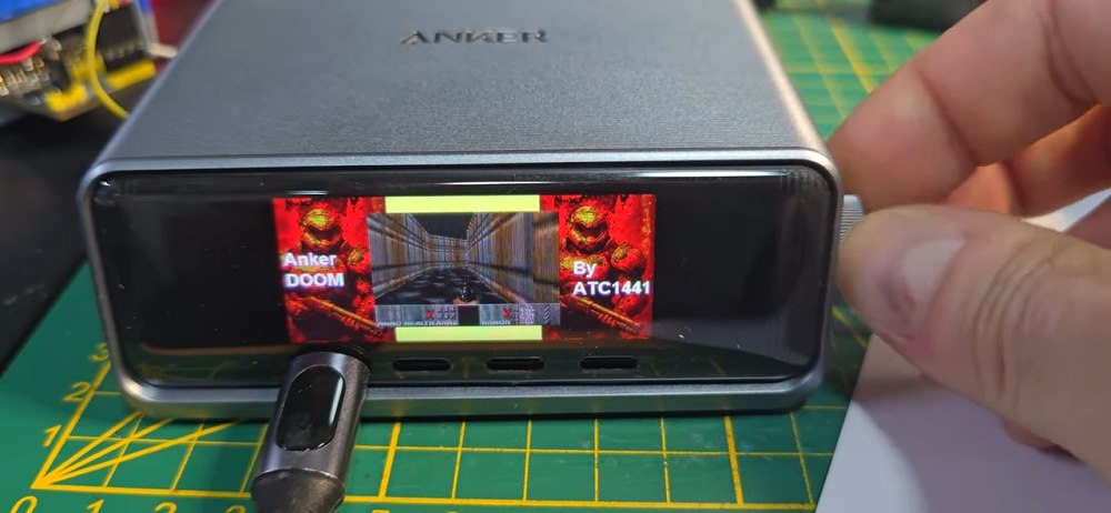 Doom in esecuzione su display caricabatterie Anker