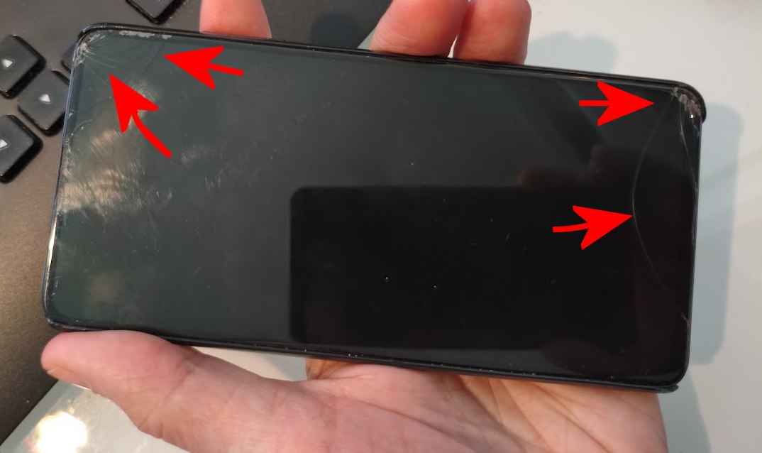 Smartphone Android con schermo danneggiato