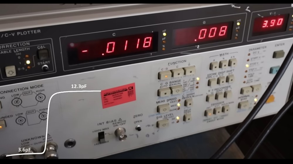 Misurazione comportamento condensatore DRAM