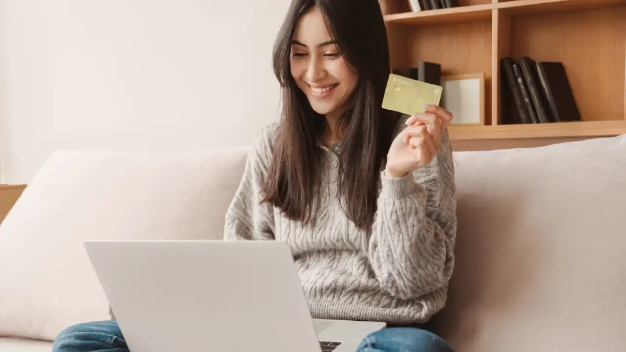 ragazza con carta di credito tf bank