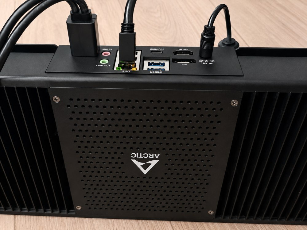ARCTIC Senza AI 370, PC fanless sotto la scrivania