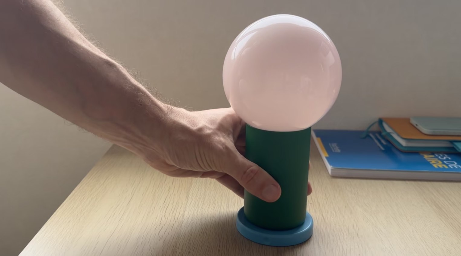 Un ex Apple ha creato una lampadina che trasforma ogni tavolo in un computer