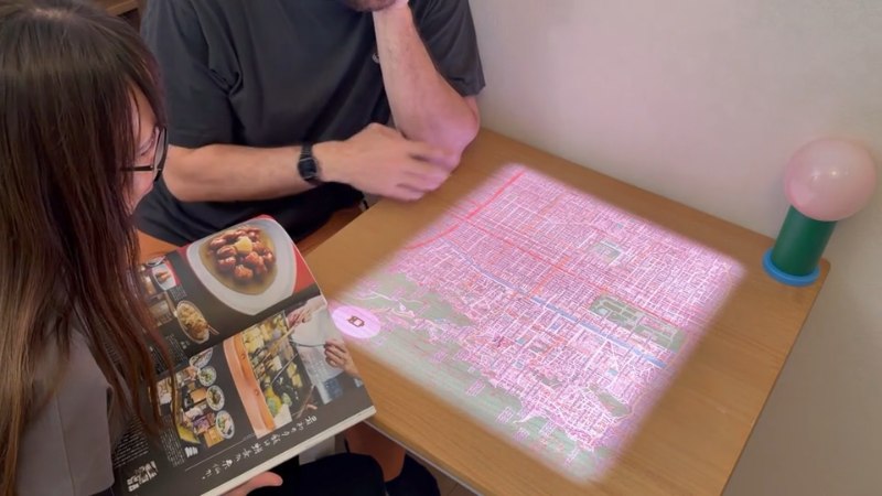 Mappa proiettata sul tavolo con Lightbulb Computer