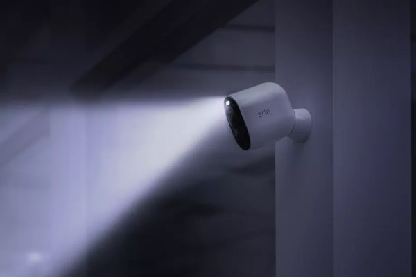 Arlo Ultra, sistema per la videosorveglianza: 4K UHD e faro integrato per la visione notturna a colori