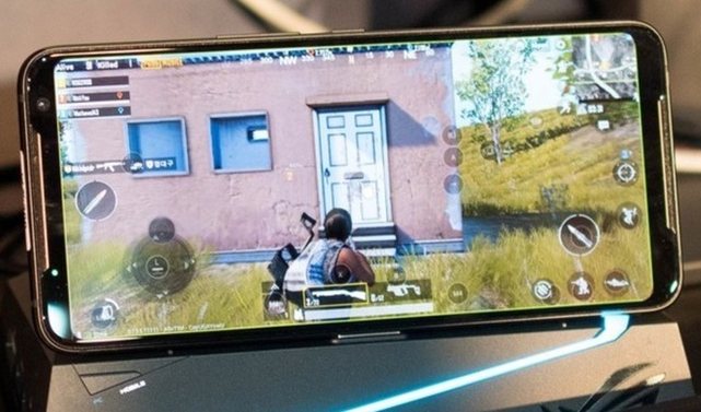 ASUS presenta lo smartphone più potente sulla piazza: Snapdragon 855 Plus, 12 GB di RAM, schermo OLED