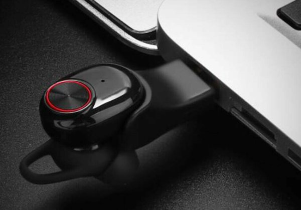 Auricolari Bluetooth 5.0 con stazione di ricarica e alimentazione anche via USB a soli 18 euro circa