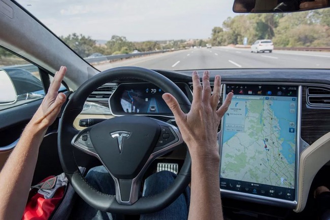 Tesla migliora l'autopilota per la guida autonoma