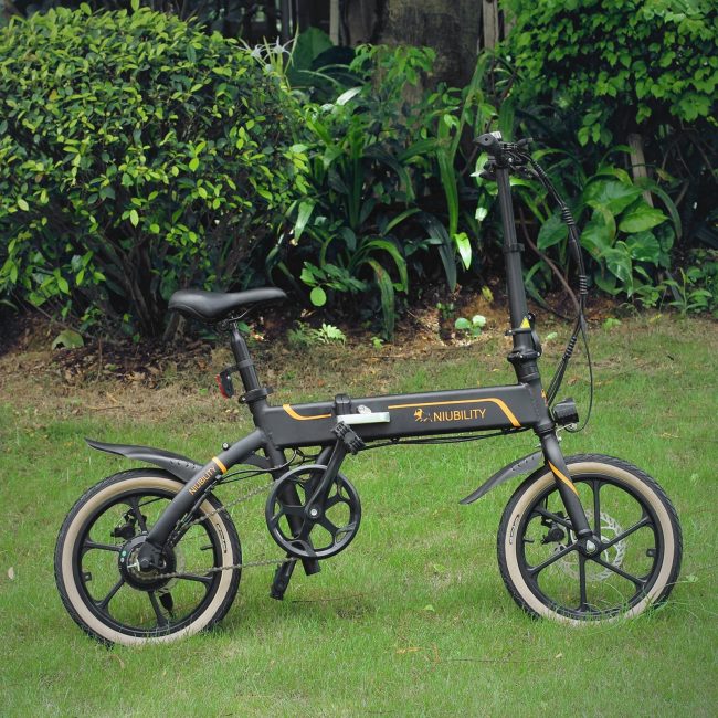 Bici elettrica pieghevole NIUBILITY B16: motore brushless e autonomia fino a 50 km con una ricarica