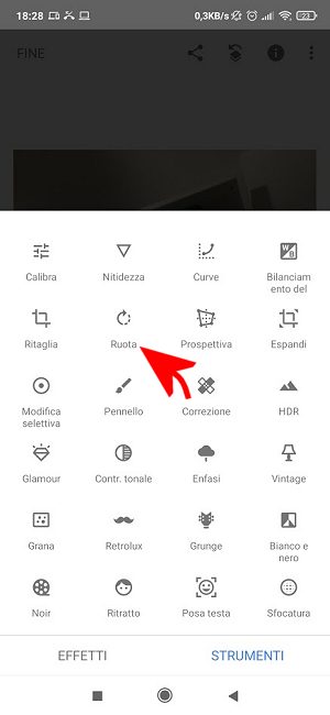 Foto selfie sempre al contrario: ecco perché