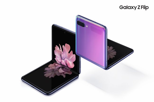 Galaxy Z Flip, il primo smartphone pieghevole di Samsung fa mostra di sé