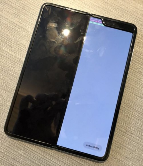 Galaxy Fold danneggiati dopo pochi giorni di utilizzo: Samsung indaga