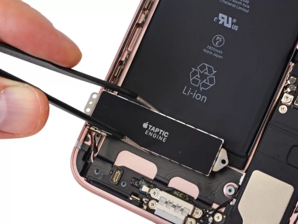 iPhone 7 Plus disassemblato dai tecnici di iFixIt