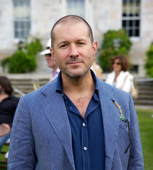 Il designer di Apple, Jony Ive, lascia l'azienda: Tim Cook minimizza
