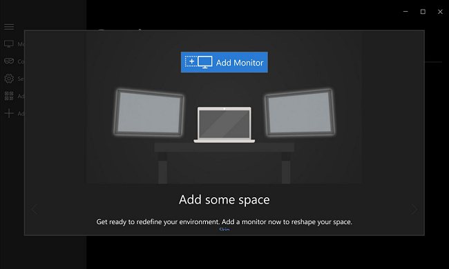 Monitor virtuali appaiono sulla scrivania accanto a quelli fisici con HoloLens