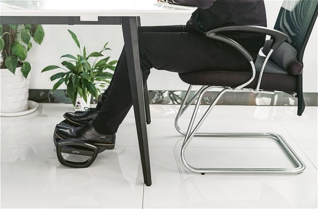 Postura corretta al PC con i nuovi accessori ergonomici Manhattan: poggiapiedi e supporti per monitor e notebook
