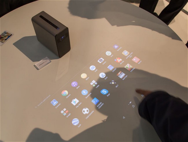 Il proiettore Sony Xperia Touch crea uno schermo virtuale multitouch gigante