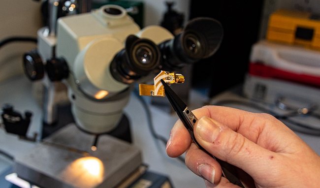 Laser a cascata quantica per trasferire dati fino a 100 Gbps
