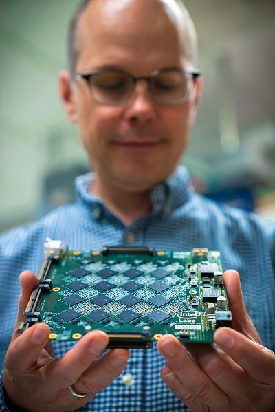 Intel presenta il suo sistema neuromorfico Pohoiki Beach, basato su 64 chip Loihi