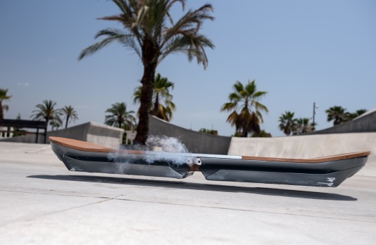 Lexus, ecco lo skateboard a levitazione magnetica