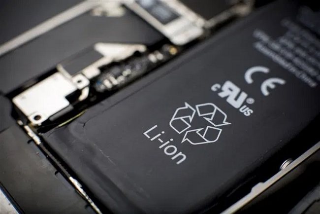 Sostituire la batteria dello smartphone: provvedimento della Commissione Europea