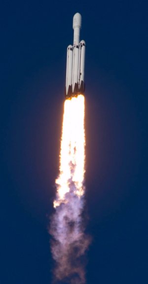 SpaceX porta in orbita un satellite per le telecomunicazioni e fa rientrare i tre booster
