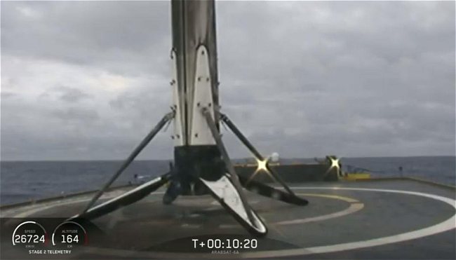 SpaceX porta in orbita un satellite per le telecomunicazioni e fa rientrare i tre booster
