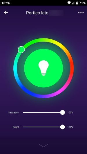 Spegnere e accendere luci a distanza con una app o con i comandi vocali