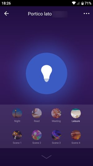 Spegnere e accendere luci a distanza con una app o con i comandi vocali