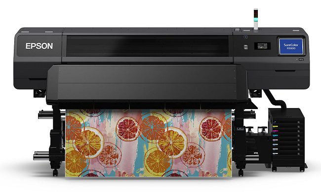 Epson presenta la sua prima stampante di largo formato con inchiostri in resina