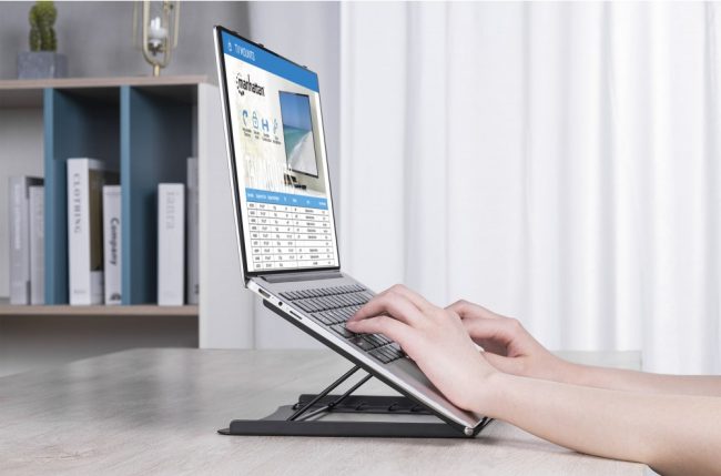 Postura corretta al PC con i nuovi accessori ergonomici Manhattan: poggiapiedi e supporti per monitor e notebook