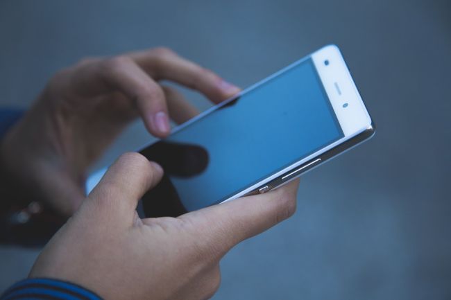 Un gruppo di hacker ha spiato per lungo tempo individui specifici senza violare i loro telefoni