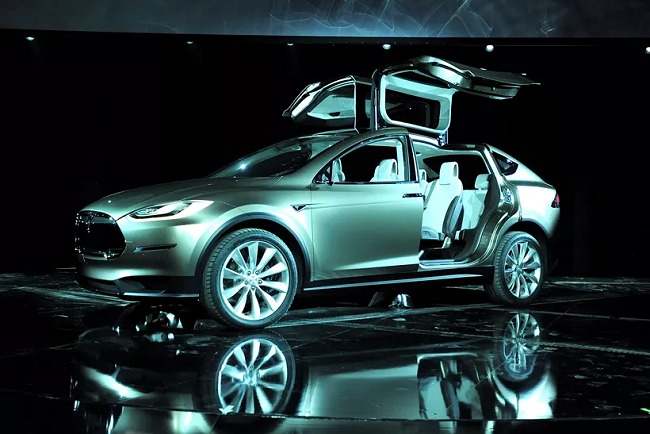 Tesla, auto completamente autonome entro il 2017