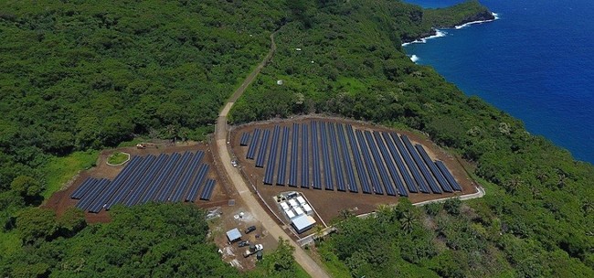Tesla alimenta un'isola con Powerpack e pannelli solari