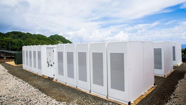 Tesla alimenta un'isola con Powerpack e pannelli solari