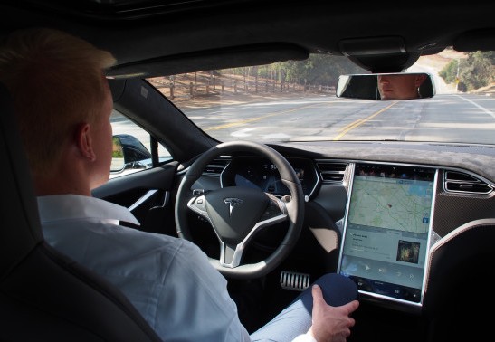 Tesla trasforma le sue auto elettriche in veicoli autonomi