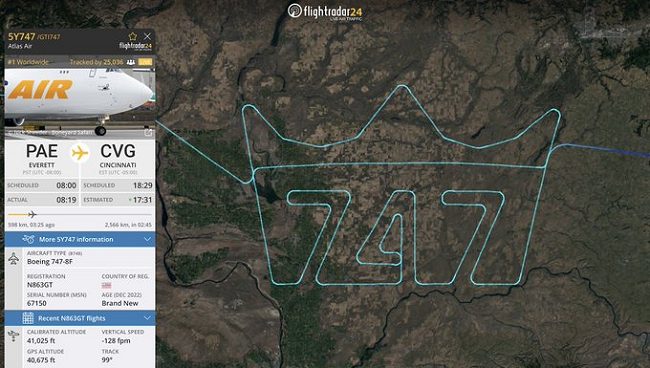 L'ultimo Boeing 747 disegna un tracciato commemorativo nei cieli USA