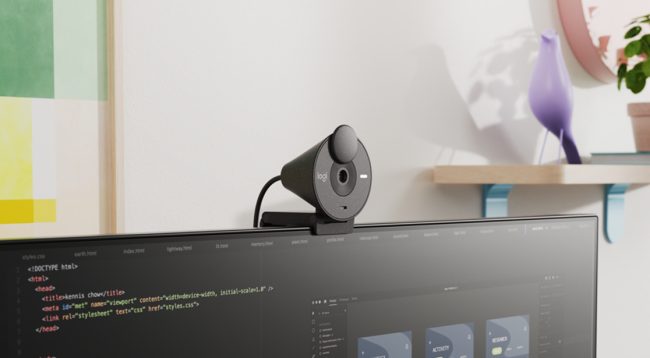Webcam Logitech Brio 300 e 305: elevato contrasto dinamico e correzione automatica della luminosità